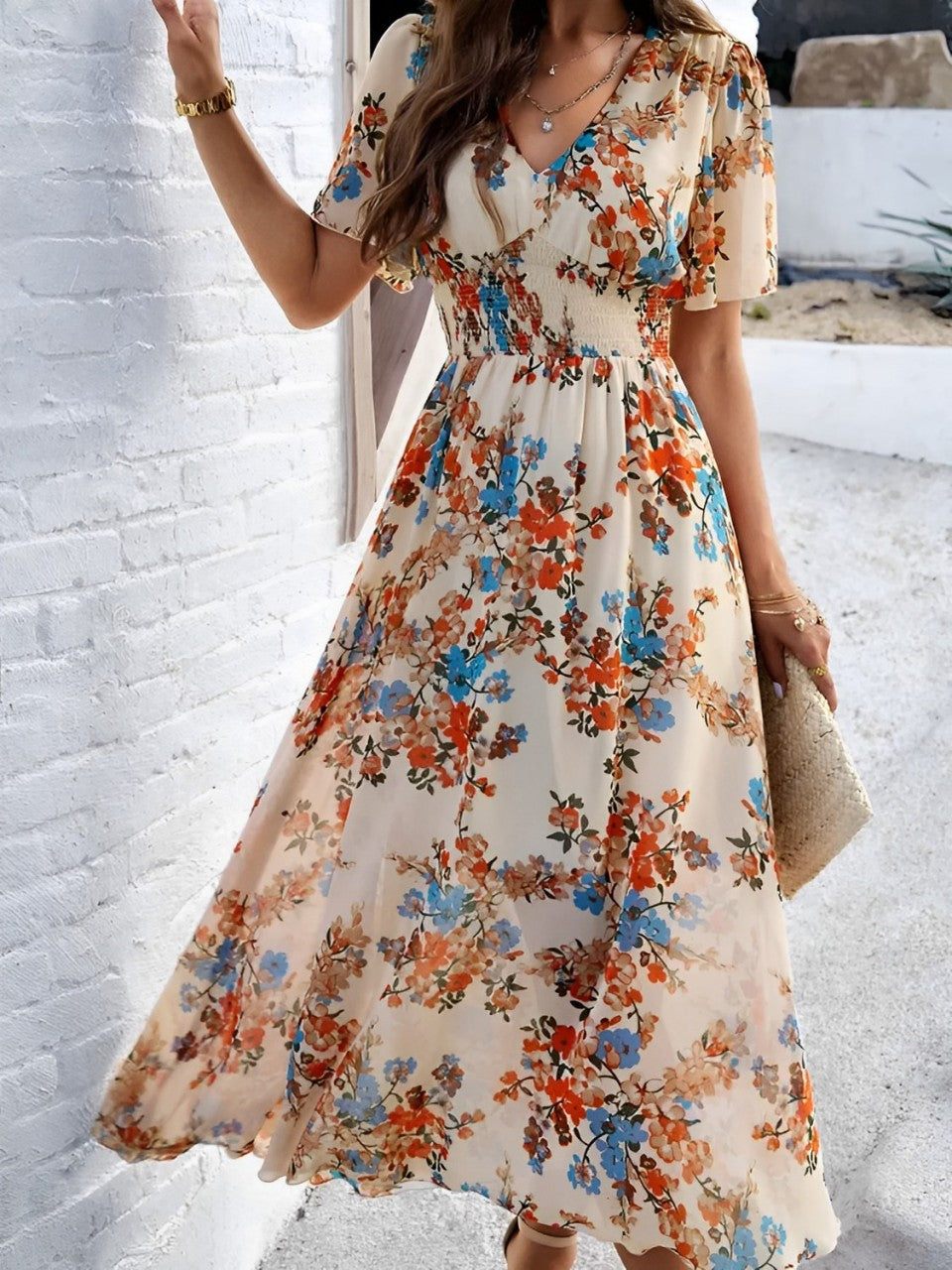 Vestido Feminino Midi Floral Fluido com Decote V e Mangas Curtas - Salma