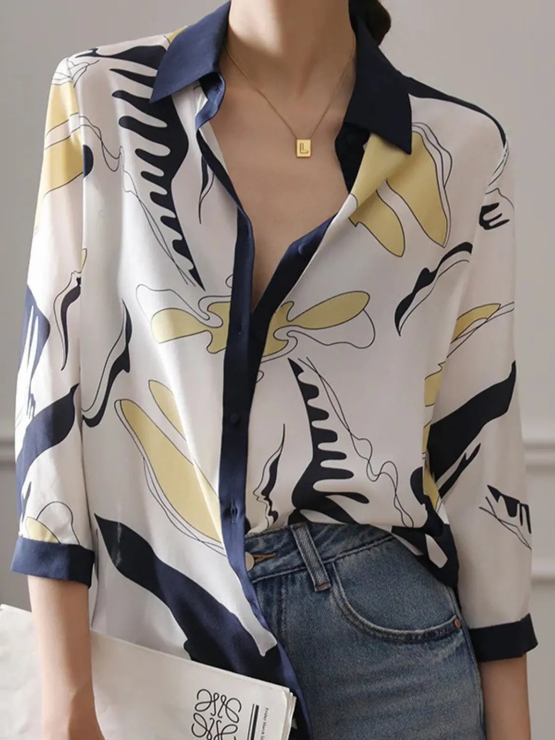 Camisa Feminina Estampada Casual com Decote em V e Botões - Elara