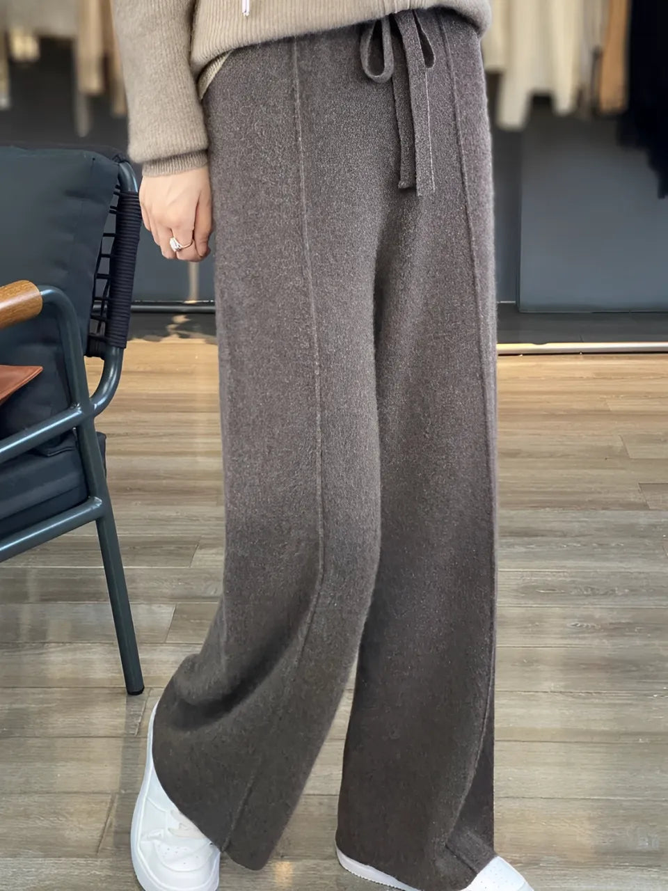 Calça Feminina Wide de Lã com Cintura Alta e Cadarço na Cintura - Justine.