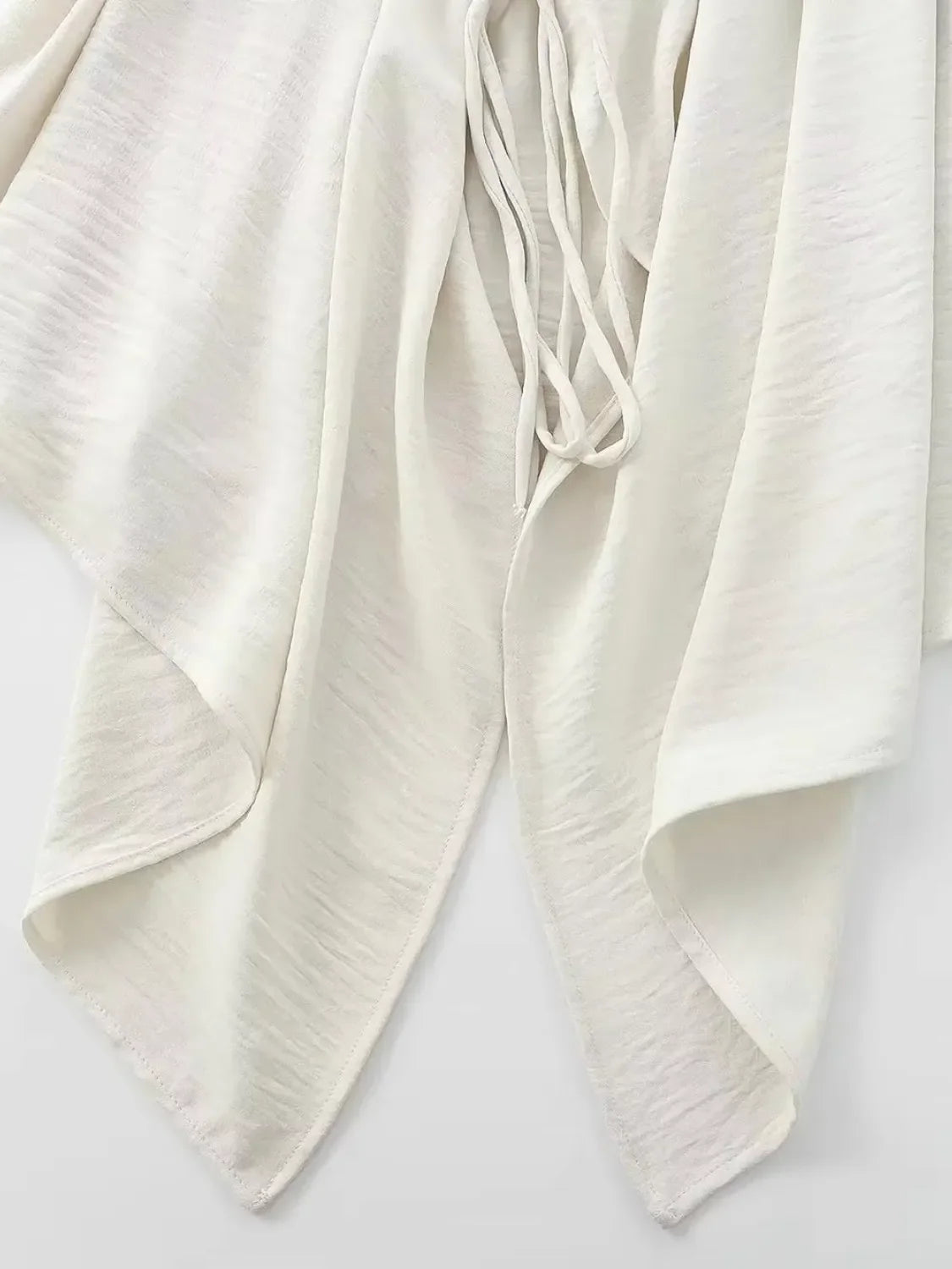 Blusa Feminina Bainha Assimétrica com Decote em V e Cinto de Cordão Ajustável - Serena