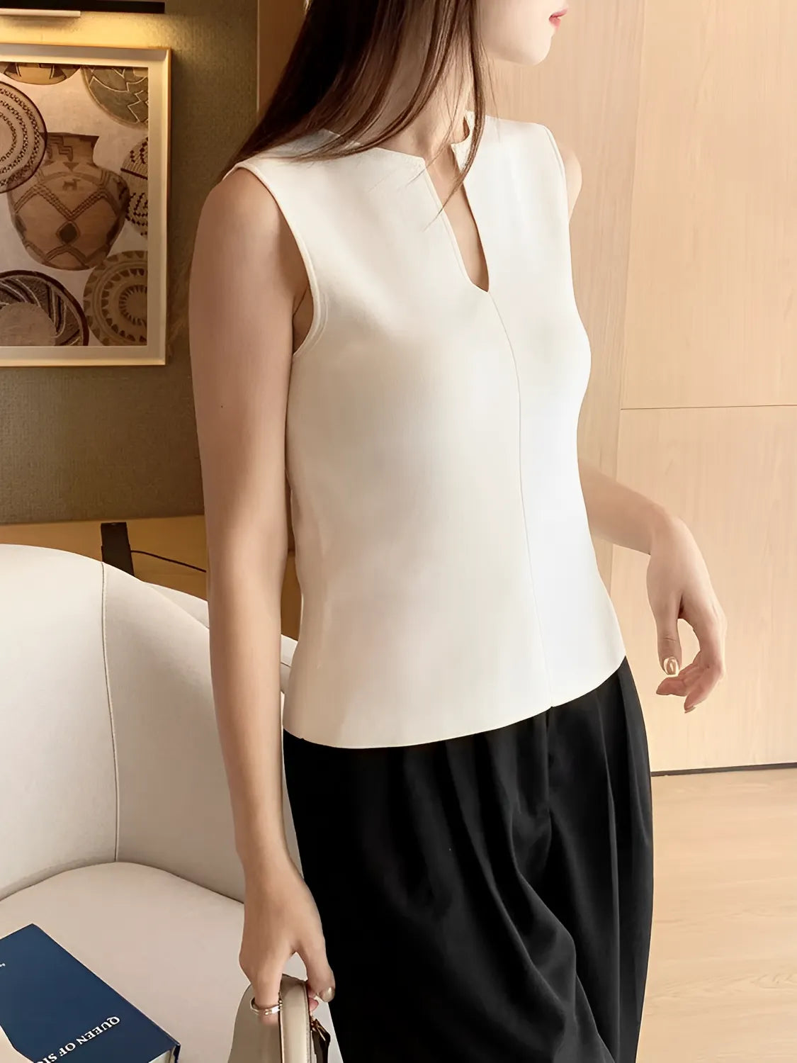 Blusa Feminina Regata Básica Decote em V Tecido Leve - Estela