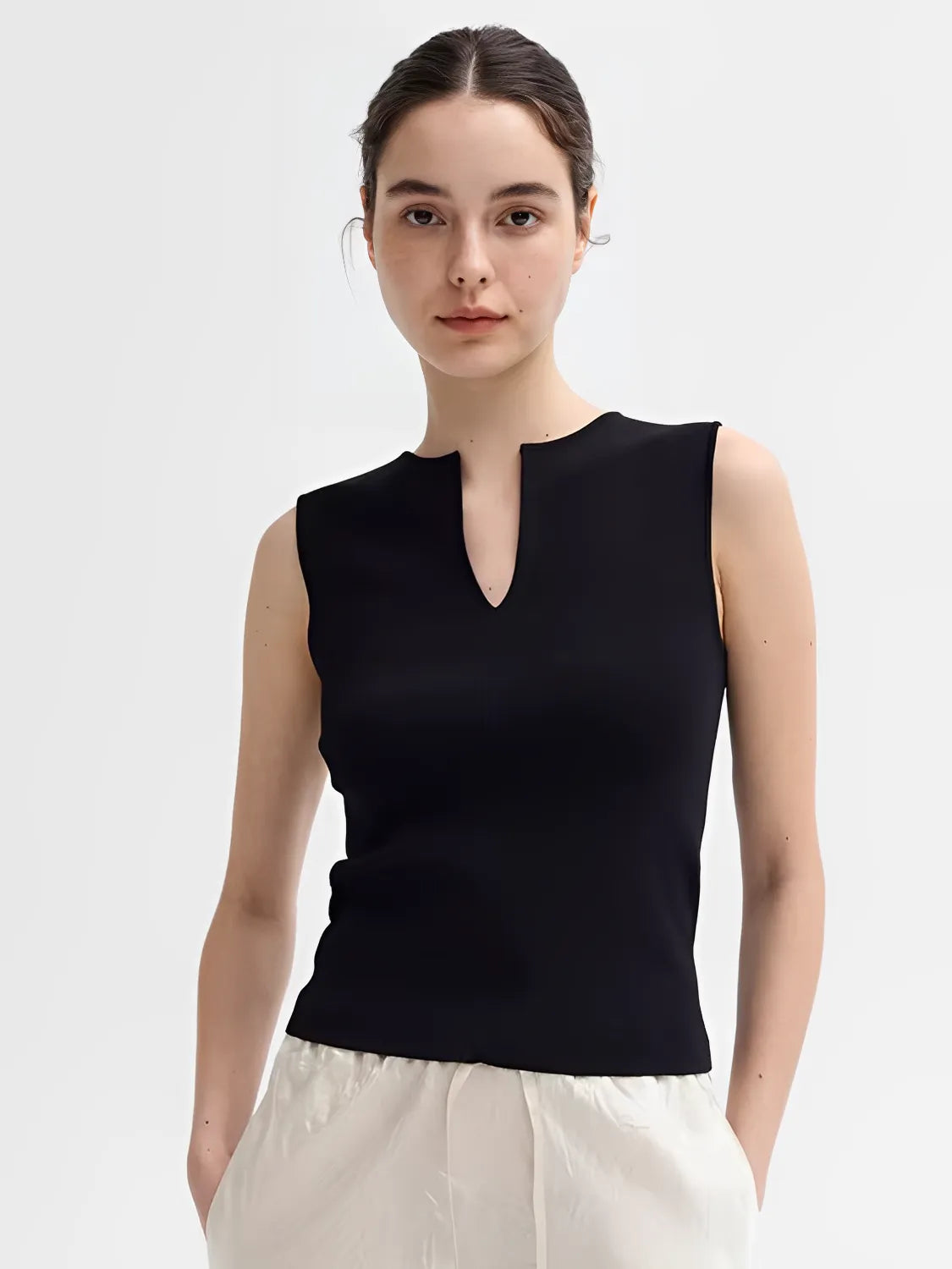 Blusa Feminina Regata Básica Decote em V Tecido Leve - Estela