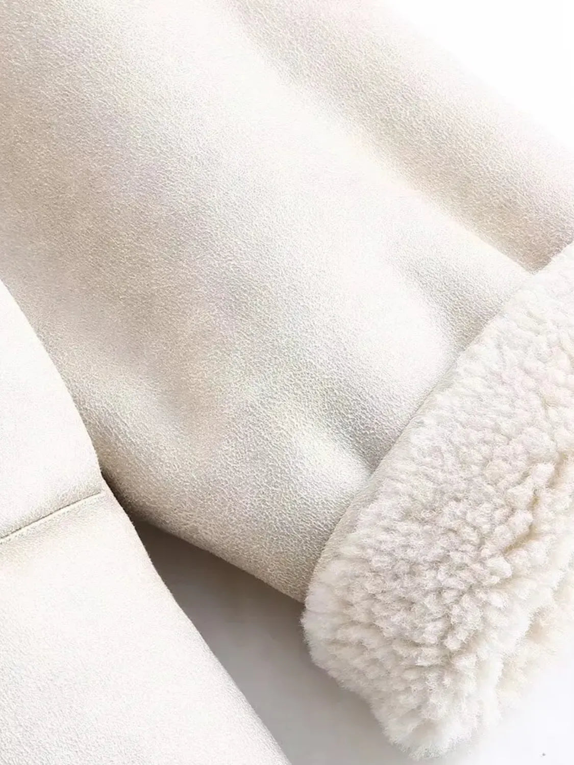 Casaco Feminino Oversized Peluciado em Couro PU com Botões e Bolsos - Giselle