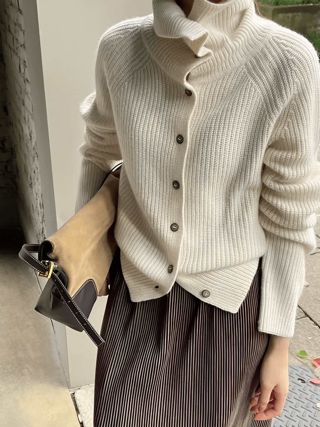 Cardigan Feminino em Lã com Gola Alta Ampla Estruturada e Fechamento em Botões  – Romana