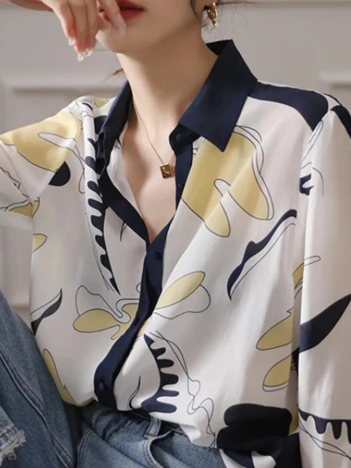 Camisa Feminina Estampada Casual com Decote em V e Botões - Elara
