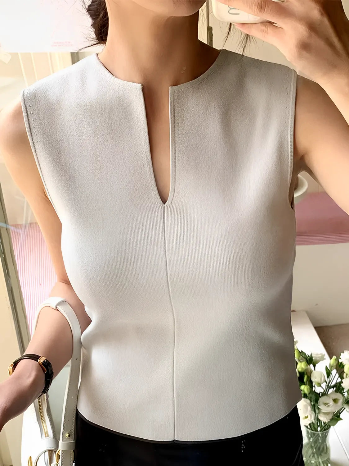 Blusa Feminina Regata Básica Decote em V Tecido Leve - Estela