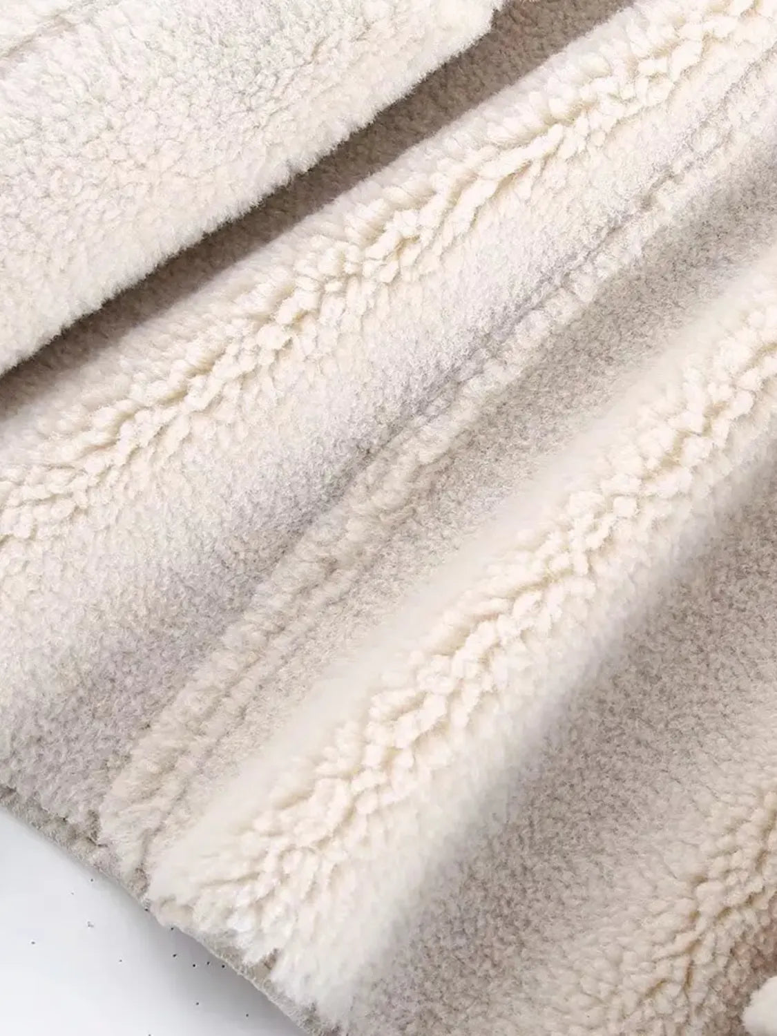 Casaco Feminino Oversized Peluciado em Couro PU com Botões e Bolsos - Giselle