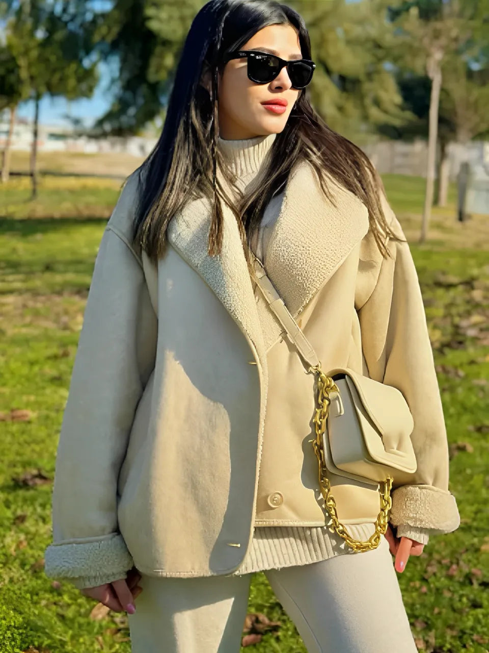 Casaco Feminino Oversized Peluciado em Couro PU com Botões e Bolsos - Giselle