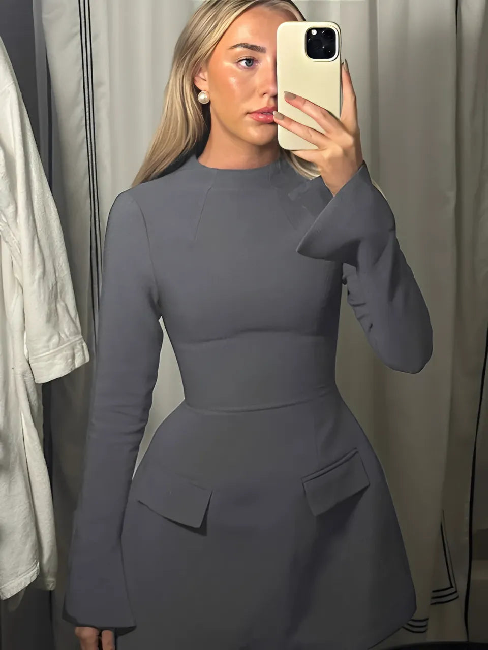 Vestido Feminino Curto de Alfaiataria com Mangas Longas Flare e Bolsos - Paloma