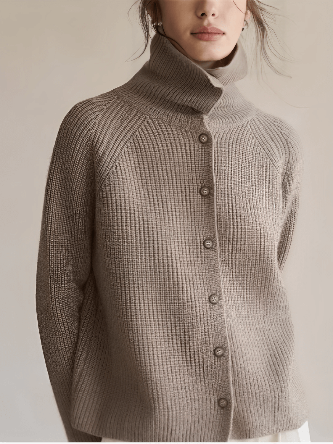 Cardigan Feminino em Lã com Gola Alta Ampla Estruturada e Fechamento em Botões  – Romana