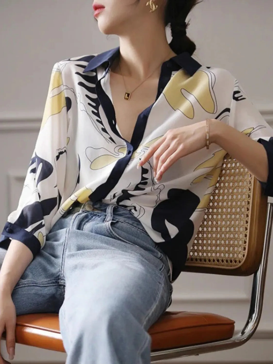 Camisa Feminina Estampada Casual com Decote em V e Botões - Elara