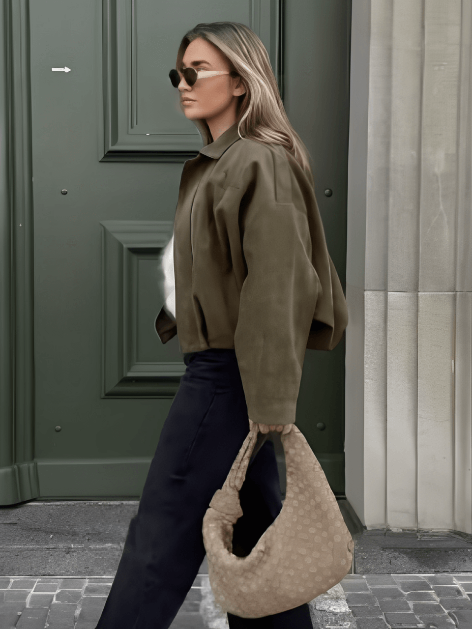 Jaqueta Feminina Bomber Oversized em Camurça com Zíper e Recortes nos Ombros – Ione