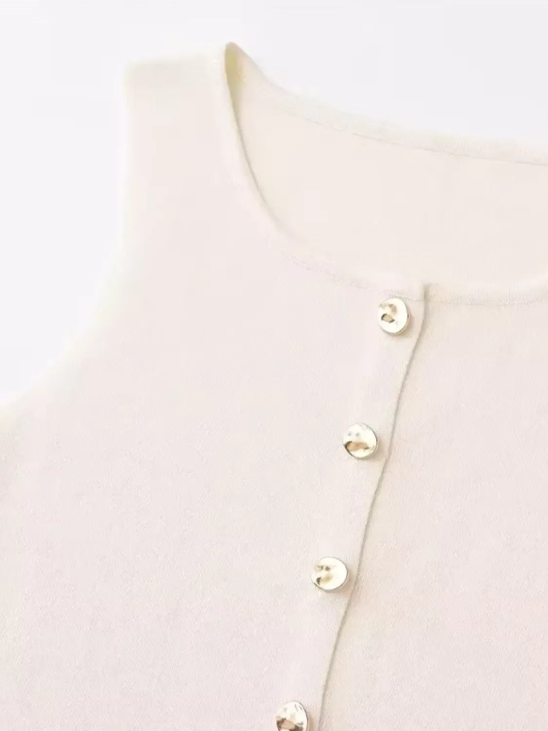 Blusa Feminina Alfaiataria com Decote Redondo e Botões Dourados - Dalila