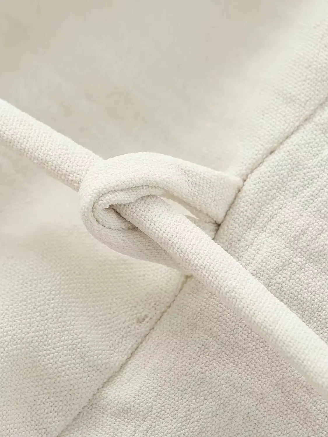 Blusa Feminina Bainha Assimétrica com Decote em V e Cinto de Cordão Ajustável - Serena