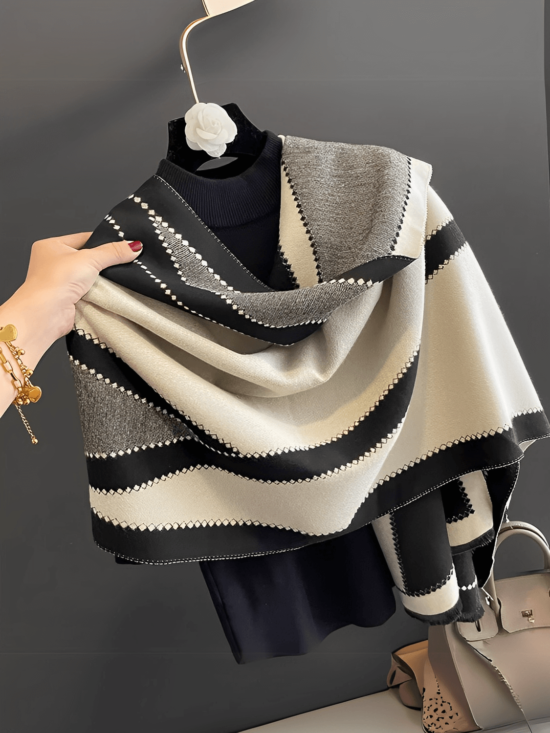 Cachecol Feminino em Caxemira Estampado Sofisticado com Franjas Delicadas – Marluce