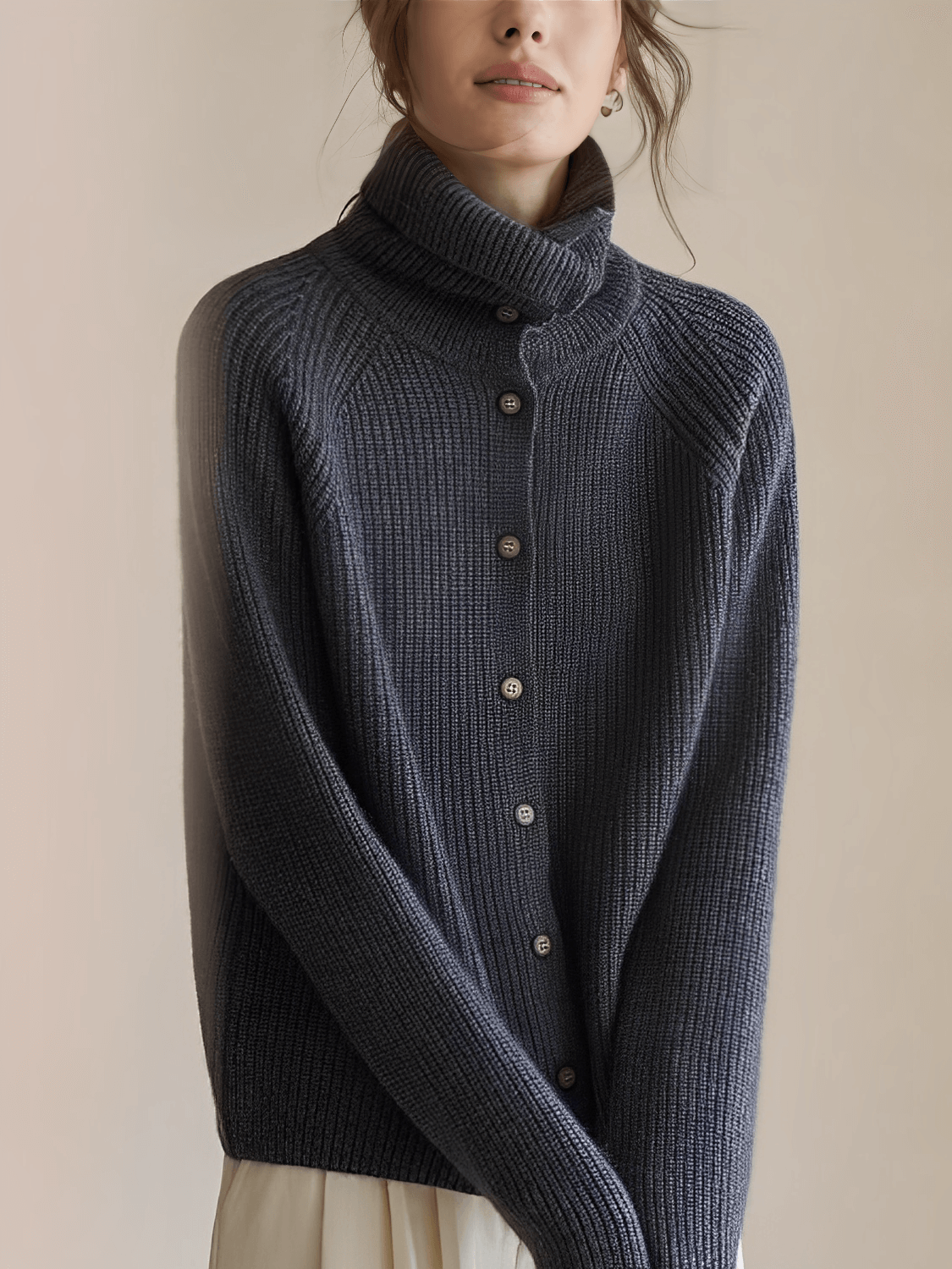Cardigan Feminino em Lã com Gola Alta Ampla Estruturada e Fechamento em Botões  – Romana