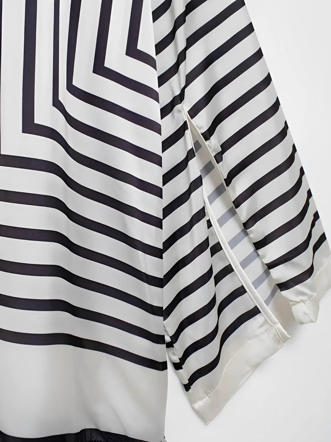 Camisa Feminina Bata Listrada com Manga Flare - Giulia