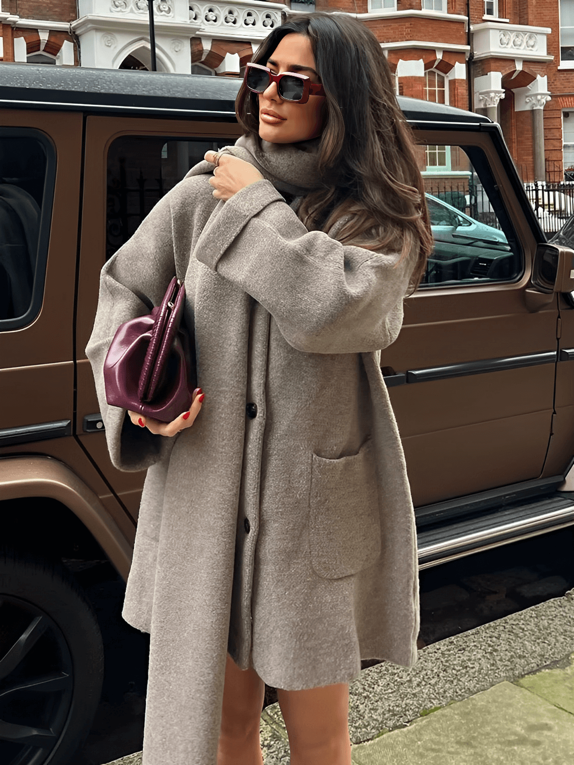Casaco Feminino Oversized em Lã Batida com Bolsos Frontais Botões e Cachecol Removível com Franjas – Marjorie
