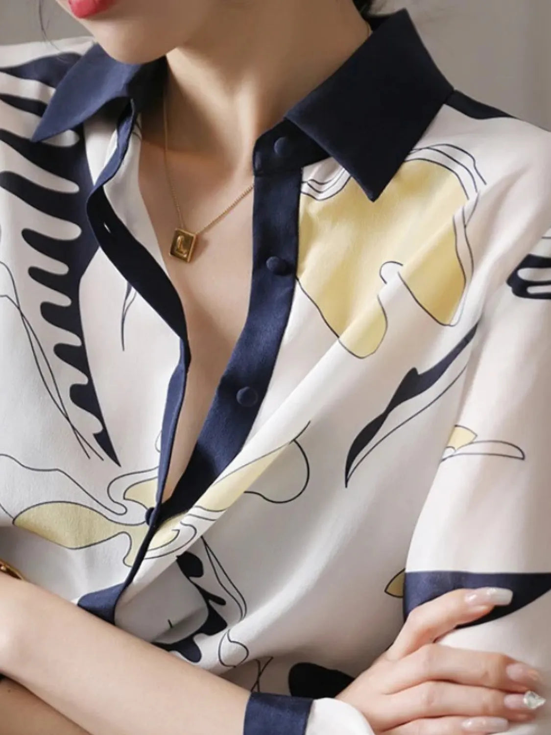 Camisa Feminina Estampada Casual com Decote em V e Botões - Elara