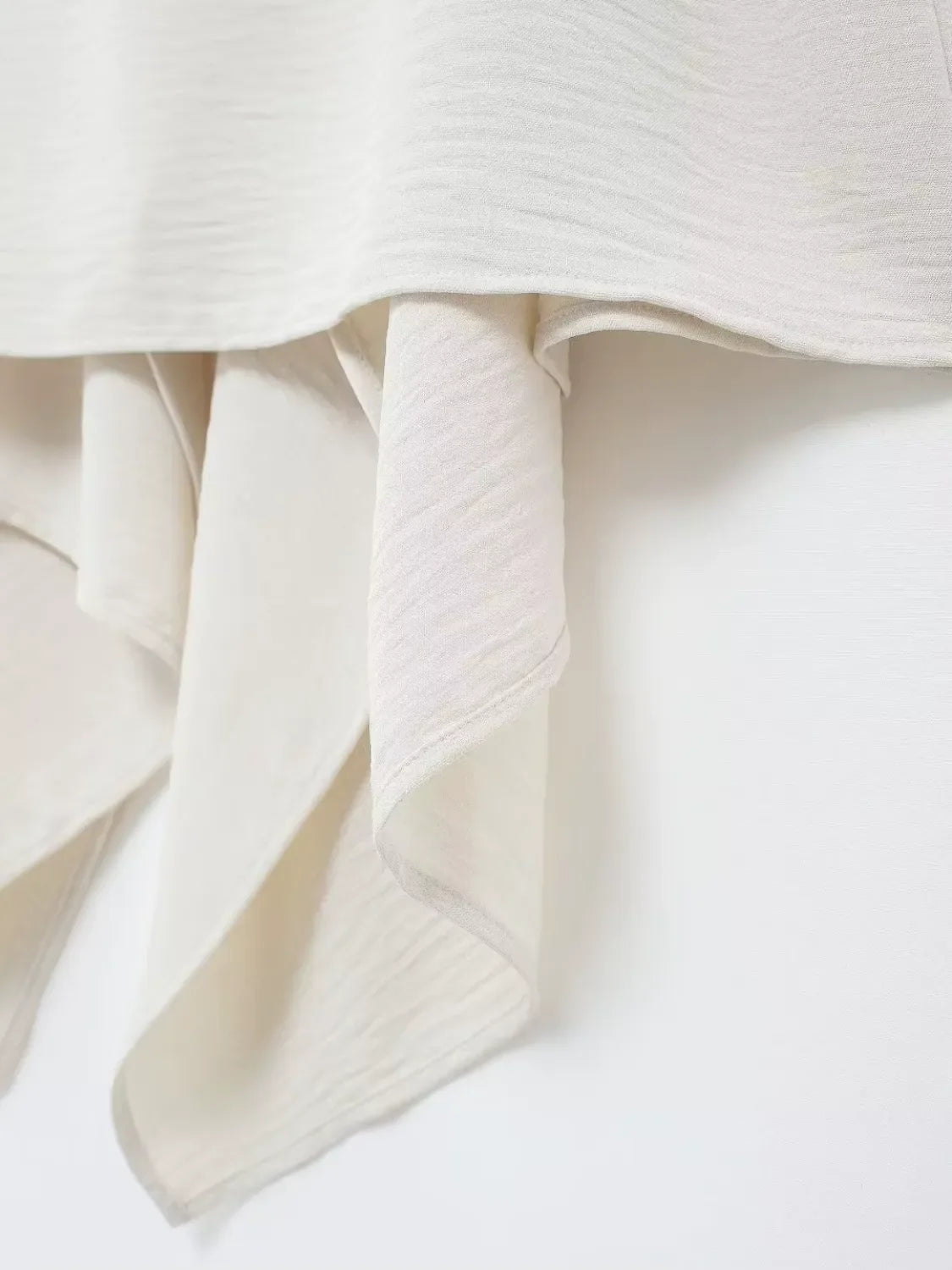 Blusa Feminina Bainha Assimétrica com Decote em V e Cinto de Cordão Ajustável - Serena