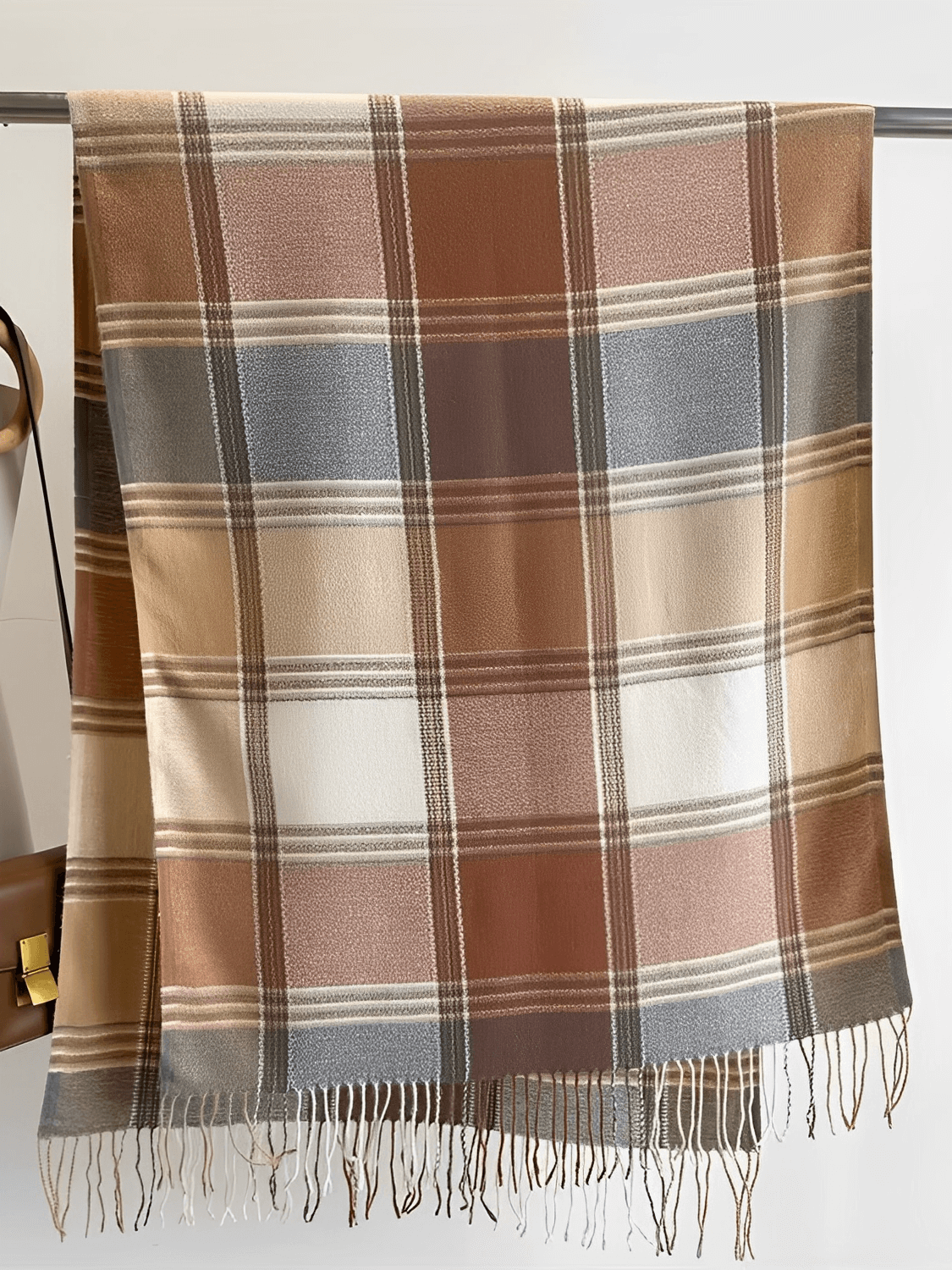 Cachecol Feminino em Caxemira Estampado em Xadrez Clássico e Acabamento com Franjas – Nadine