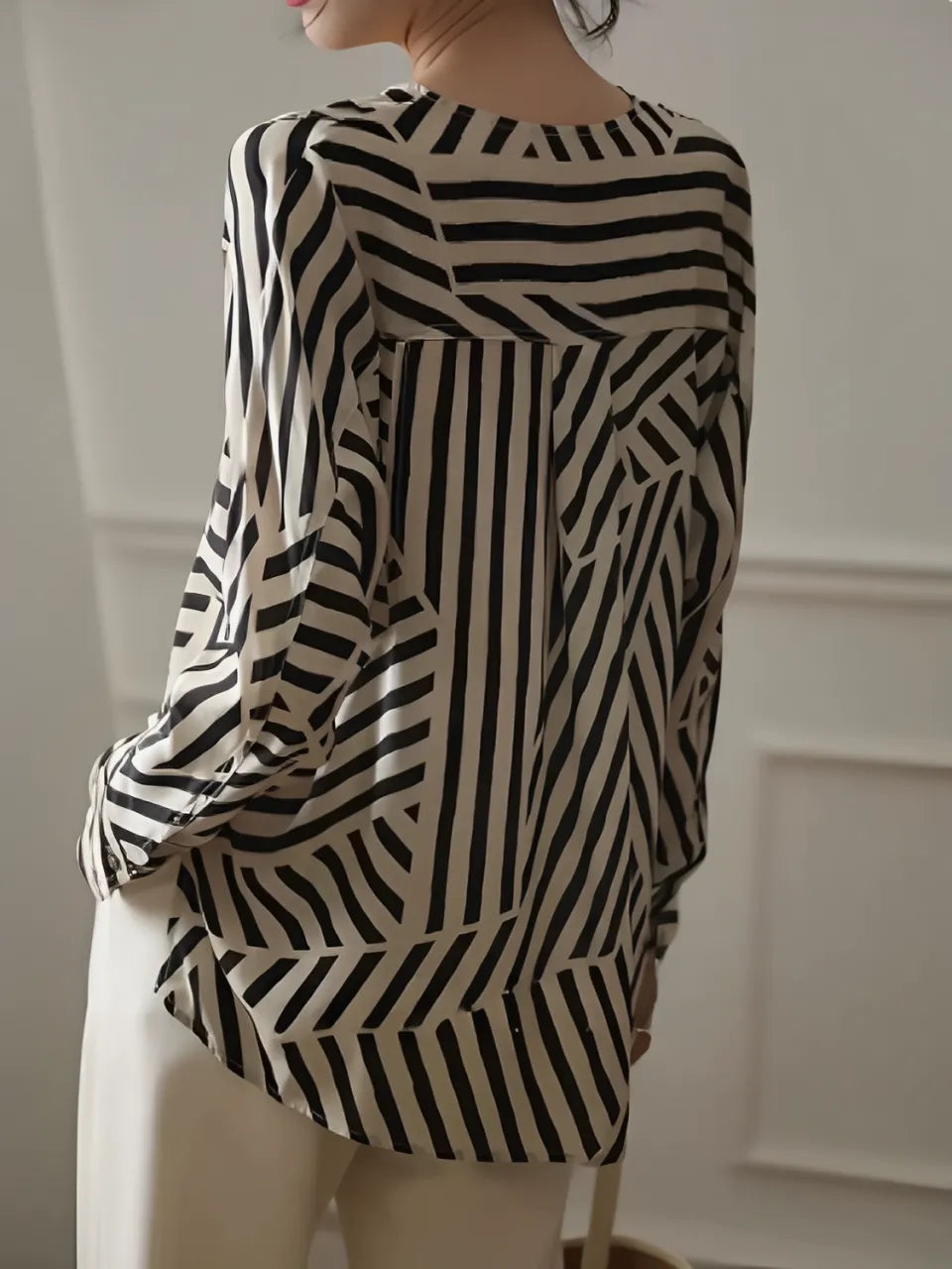 Camisa Feminina Listrada com Gola Redonda e Botões - Eudora
