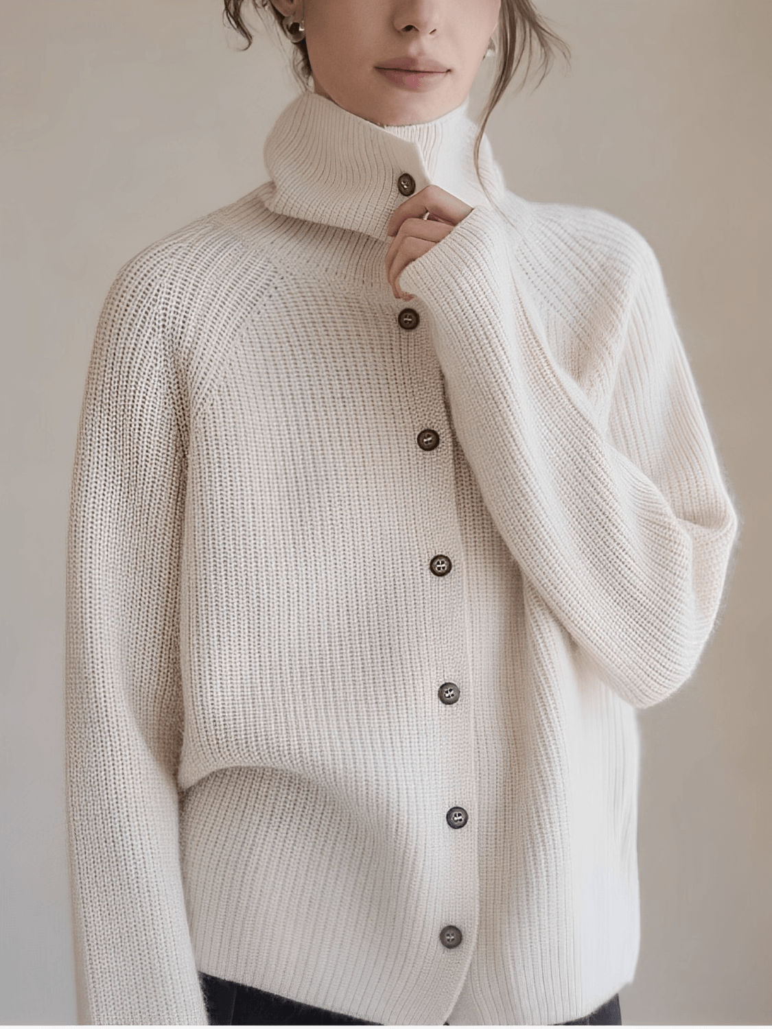 Cardigan Feminino em Lã com Gola Alta Ampla Estruturada e Fechamento em Botões  – Romana