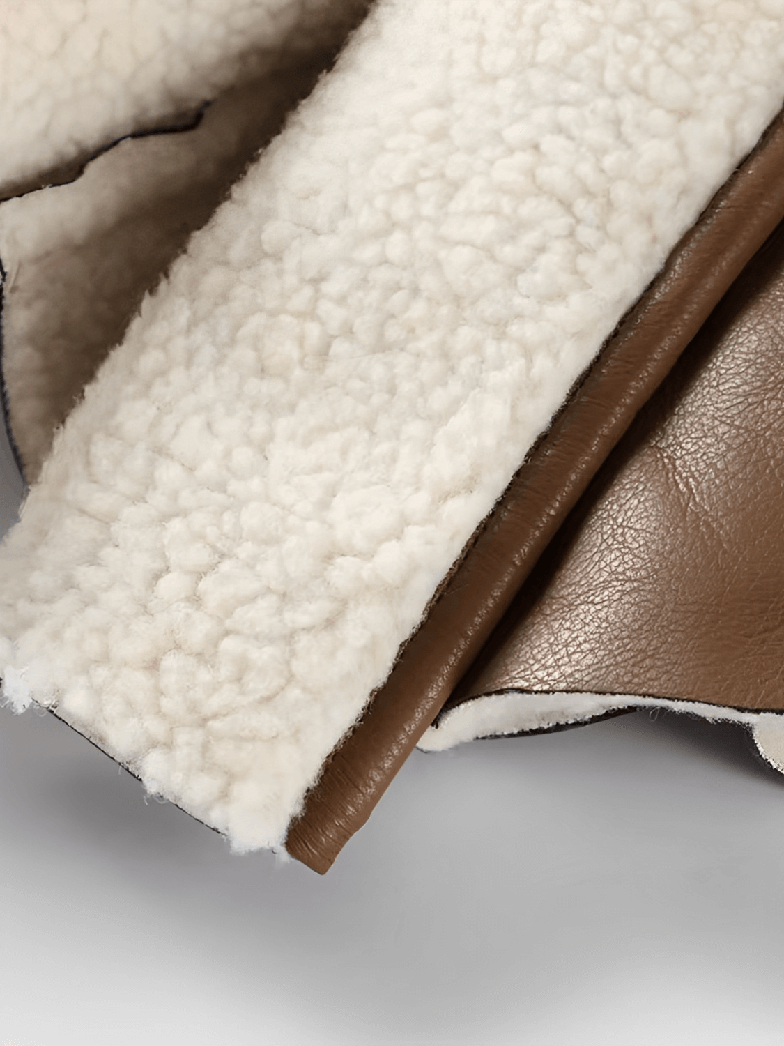 Casaco Feminino em Couro PU com Ilhós Decorativos Forro Peluciado em Lã  e Cinto Faixa – Maresa