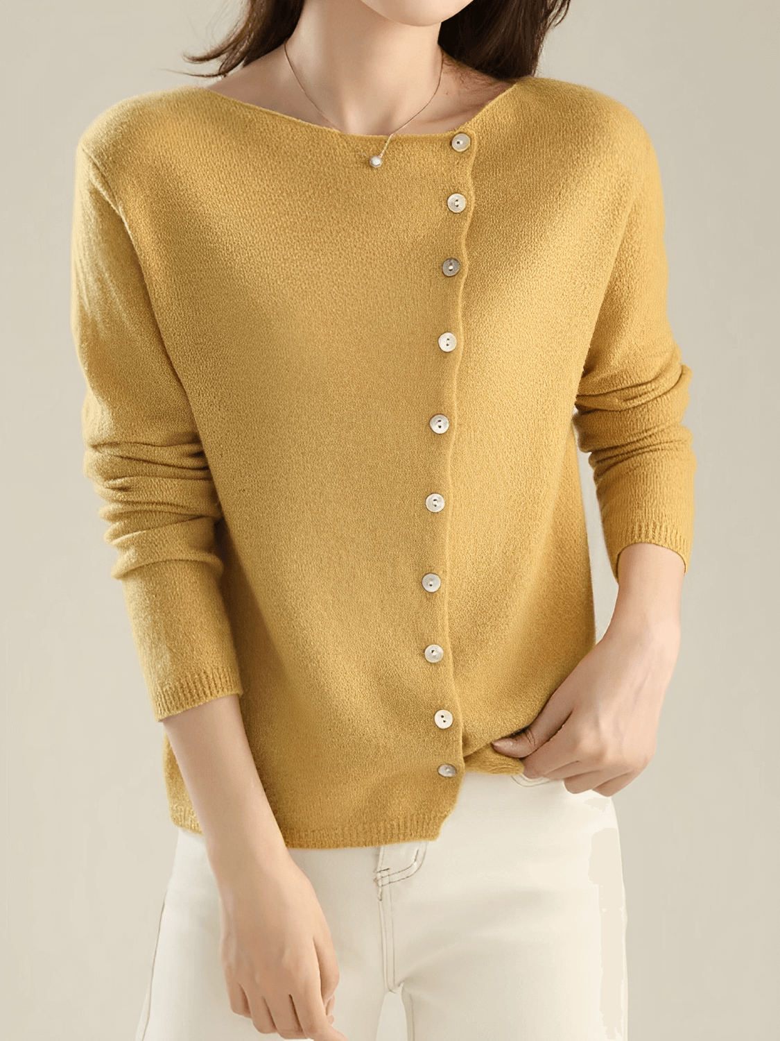 Cardigan Feminino em Tricô Fino com Fechamento em Botões Assimétrico - Luzia