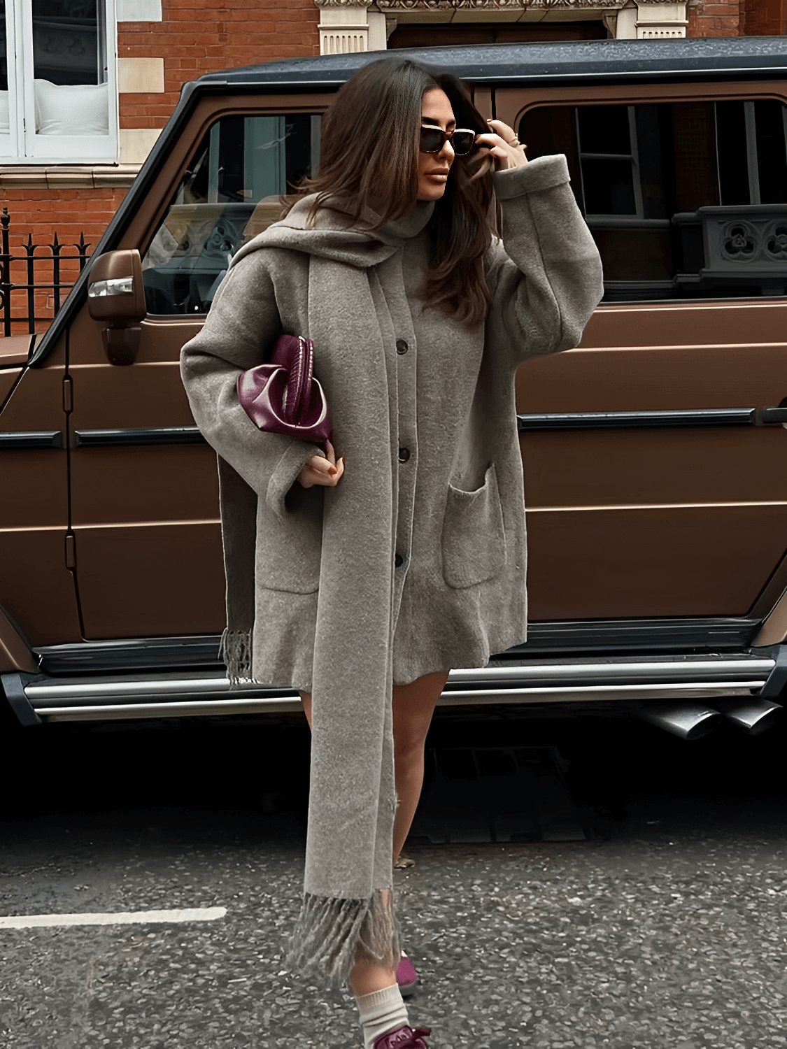 Casaco Feminino Oversized em Lã Batida com Bolsos Frontais Botões e Cachecol Removível com Franjas – Marjorie