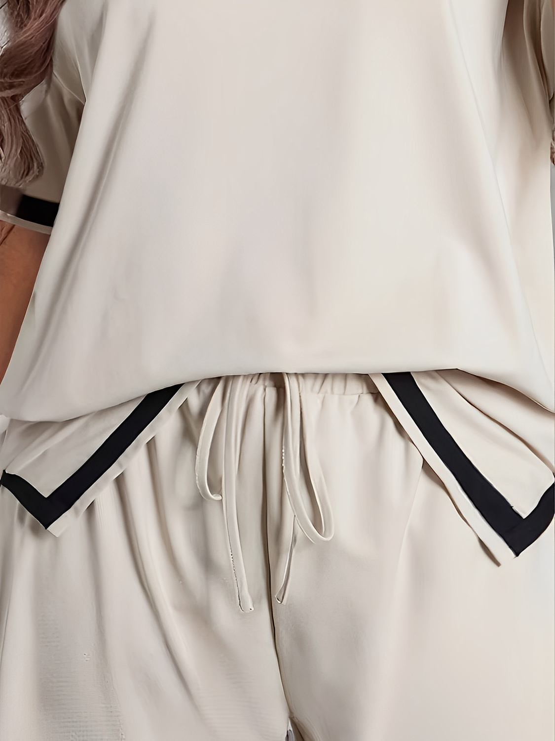 Conjunto Feminino em Viscose com Blusa Mullet de Manga Curta e Short com Cintura Ajustável e Recortes Laterais - Andreza [FRETE FULL]