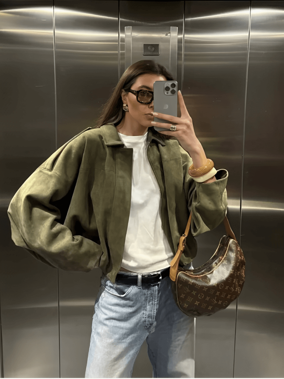 Jaqueta Feminina Bomber Oversized em Camurça com Zíper e Recortes nos Ombros – Ione