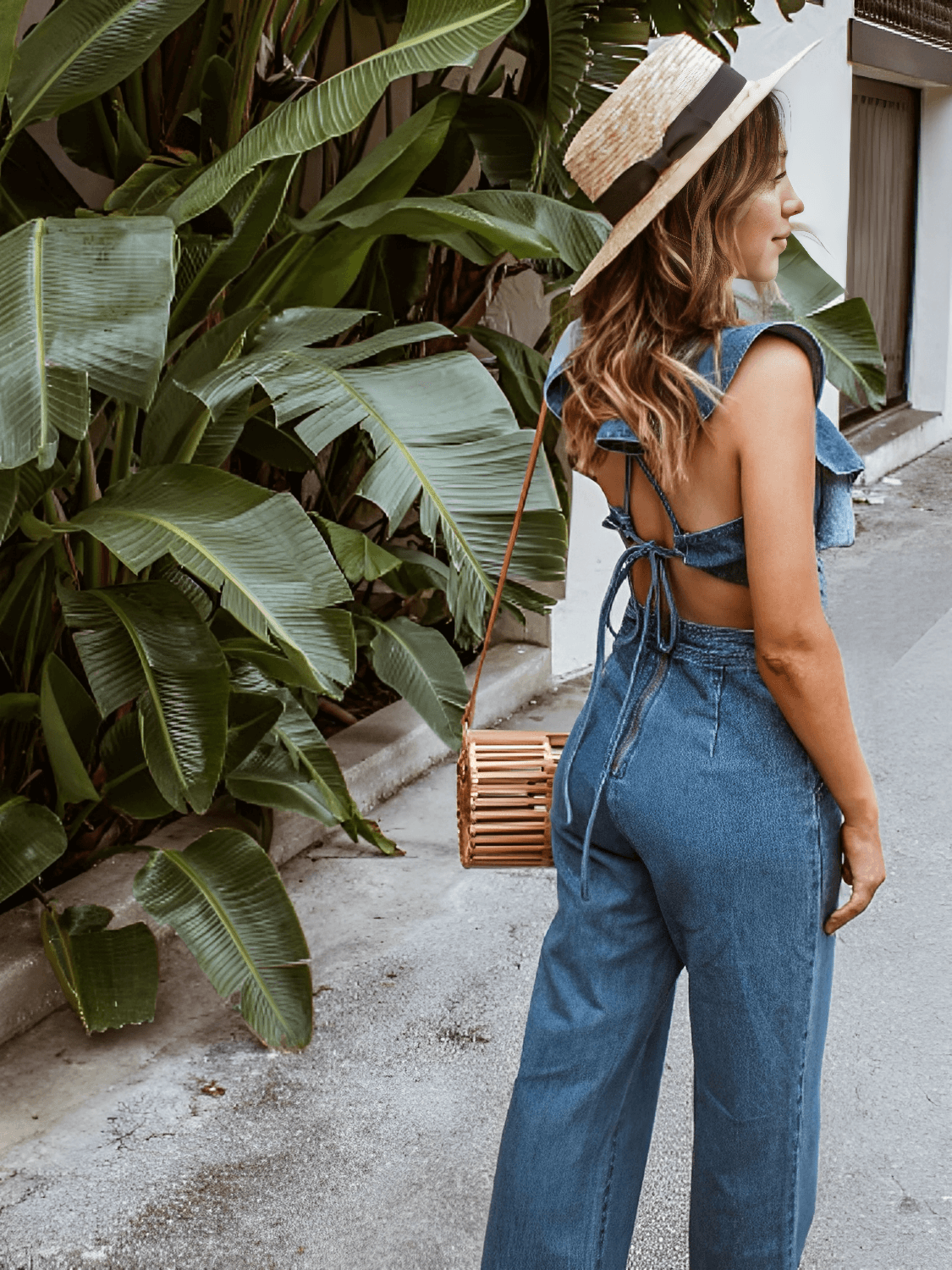 Macacão Feminino Jeans com Babados nos Ombros Amarração e Decote nas Costas - Poliana