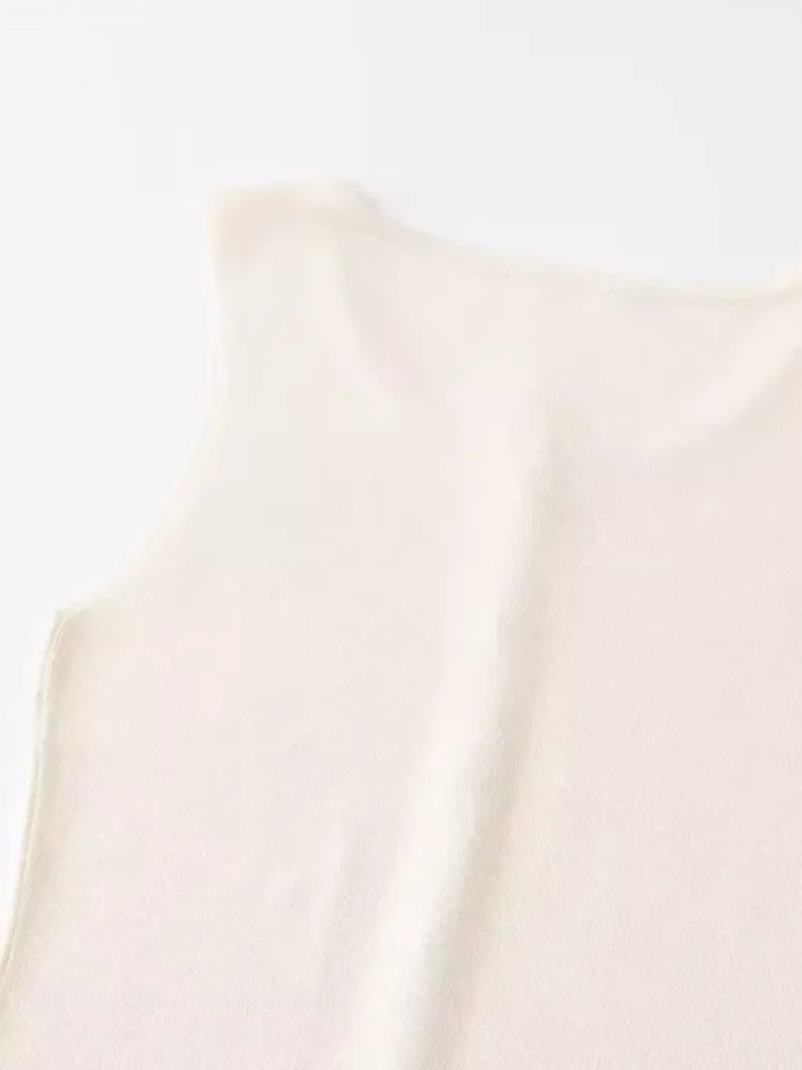 Blusa Feminina Alfaiataria com Decote Redondo e Botões Dourados - Dalila