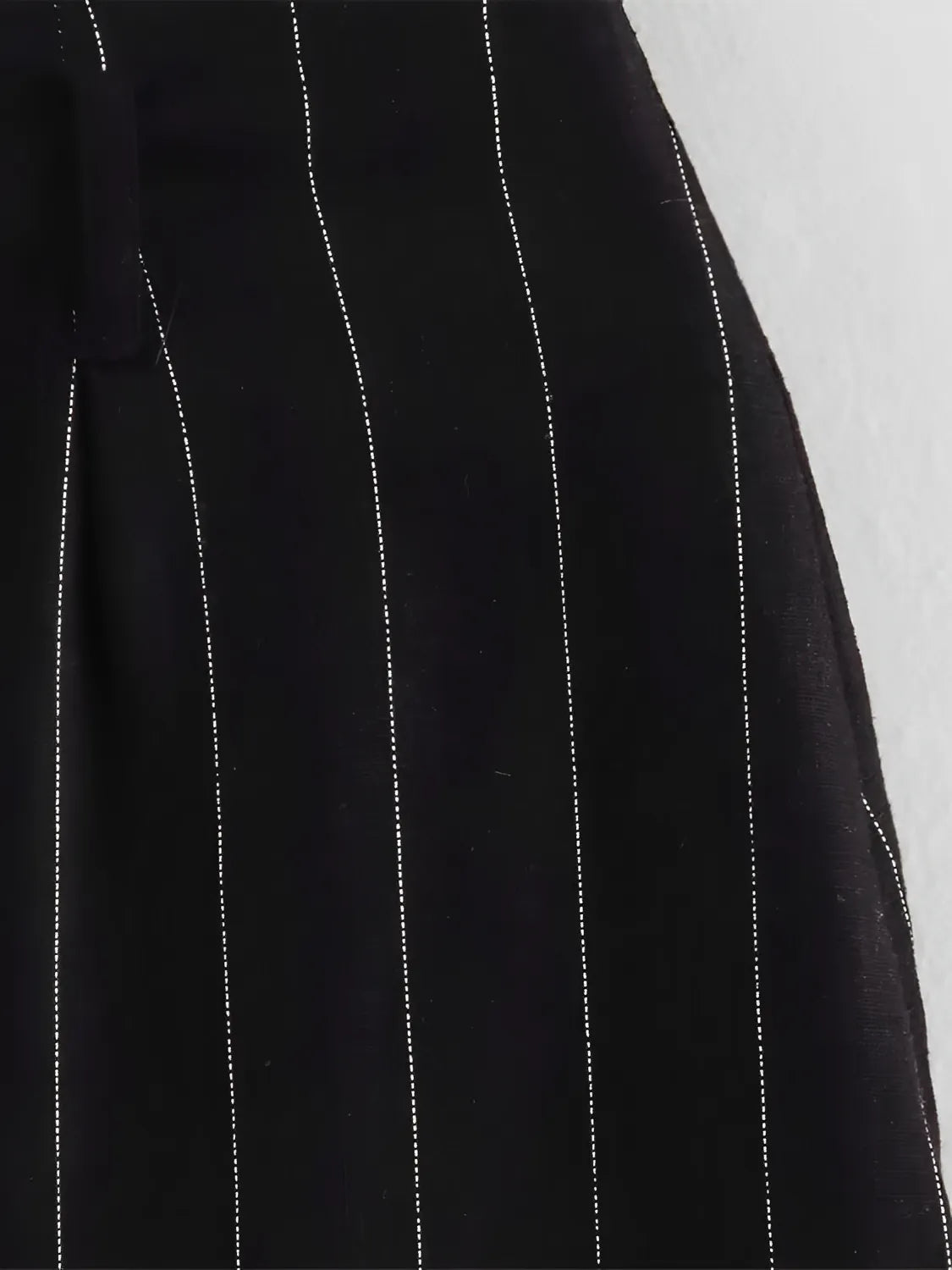 Conjunto Feminino Risca de Giz Colete com Botões e Amarração nas Costas e Saia Curta - Dara