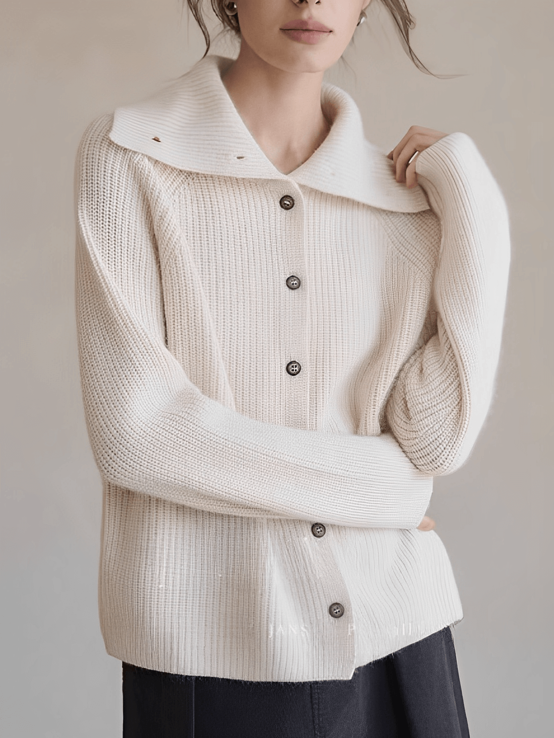Cardigan Feminino em Lã com Gola Alta Ampla Estruturada e Fechamento em Botões  – Romana