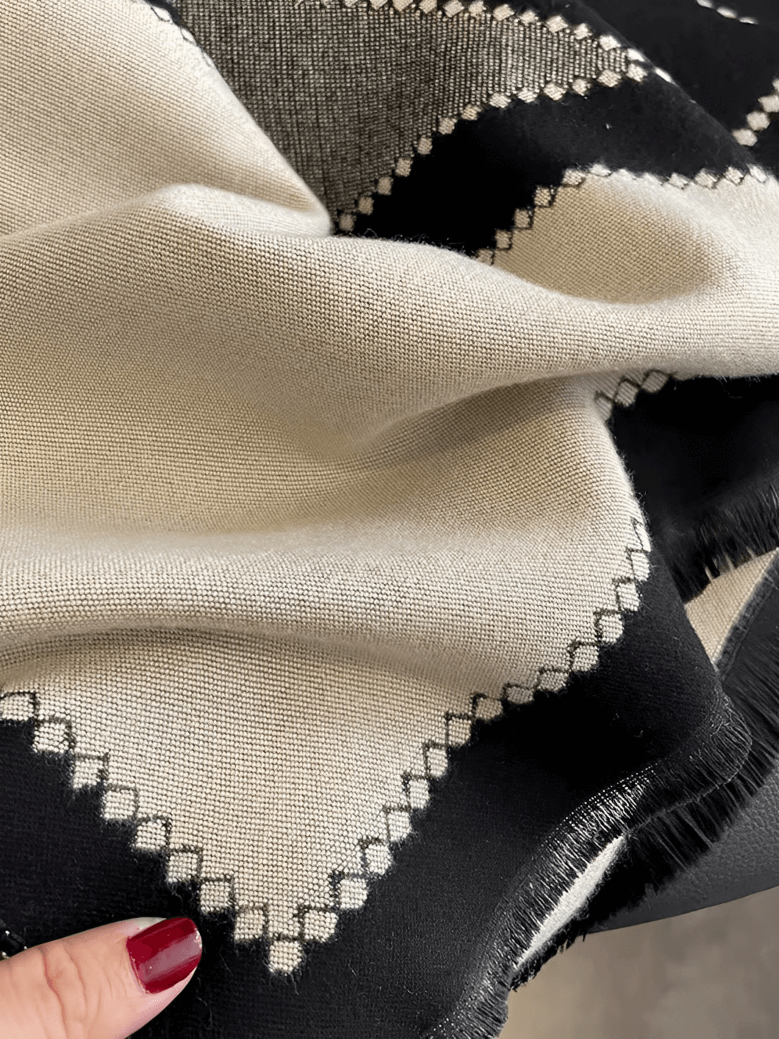 Cachecol Feminino em Caxemira Estampado Sofisticado com Franjas Delicadas – Marluce