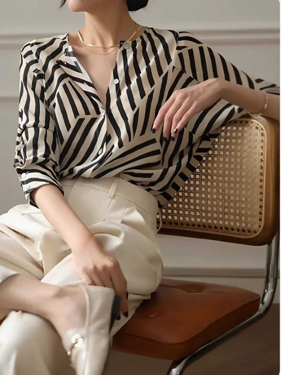 Camisa Feminina Listrada com Gola Redonda e Botões - Eudora