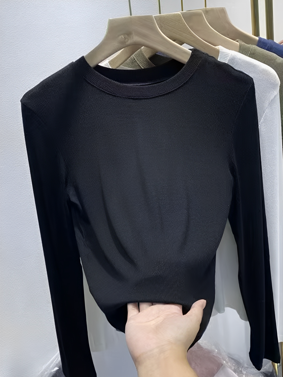 Blusa Feminina  de Manga Longa Texturizada com Gola Redonda – Izabele