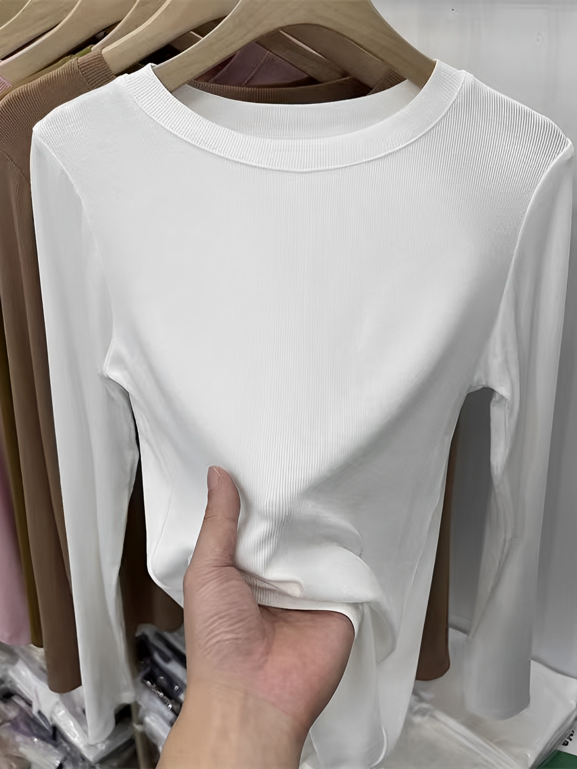 Blusa Feminina  de Manga Longa Texturizada com Gola Redonda – Izabele