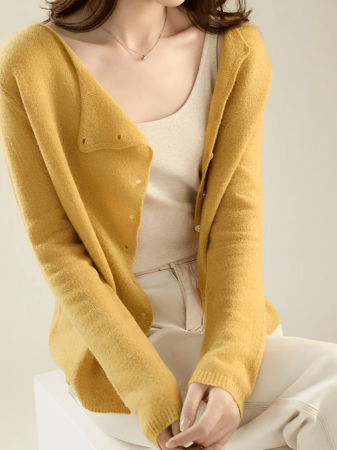 Cardigan Feminino em Tricô Fino com Fechamento em Botões Assimétrico - Luzia