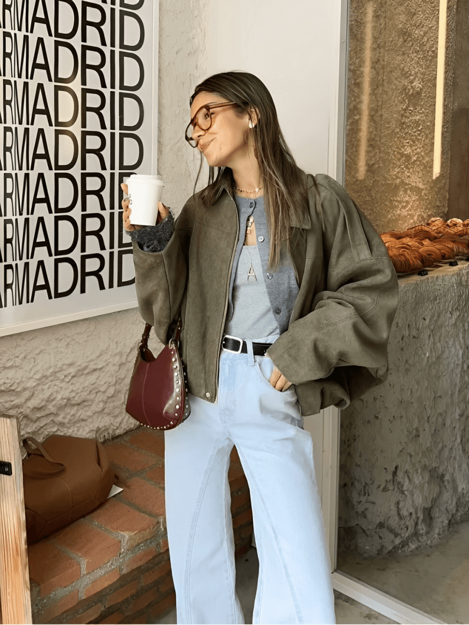 Jaqueta Feminina Bomber Oversized em Camurça com Zíper e Recortes nos Ombros – Ione