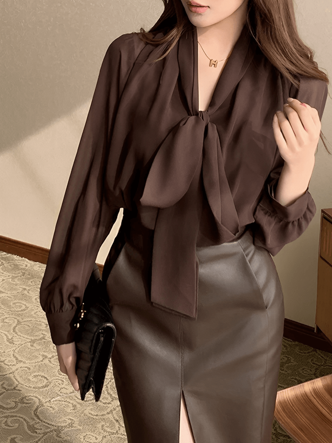 Camisa Feminina em Chiffon com Gola Laço e Punhos com Fechamento em Botão - Evangeline