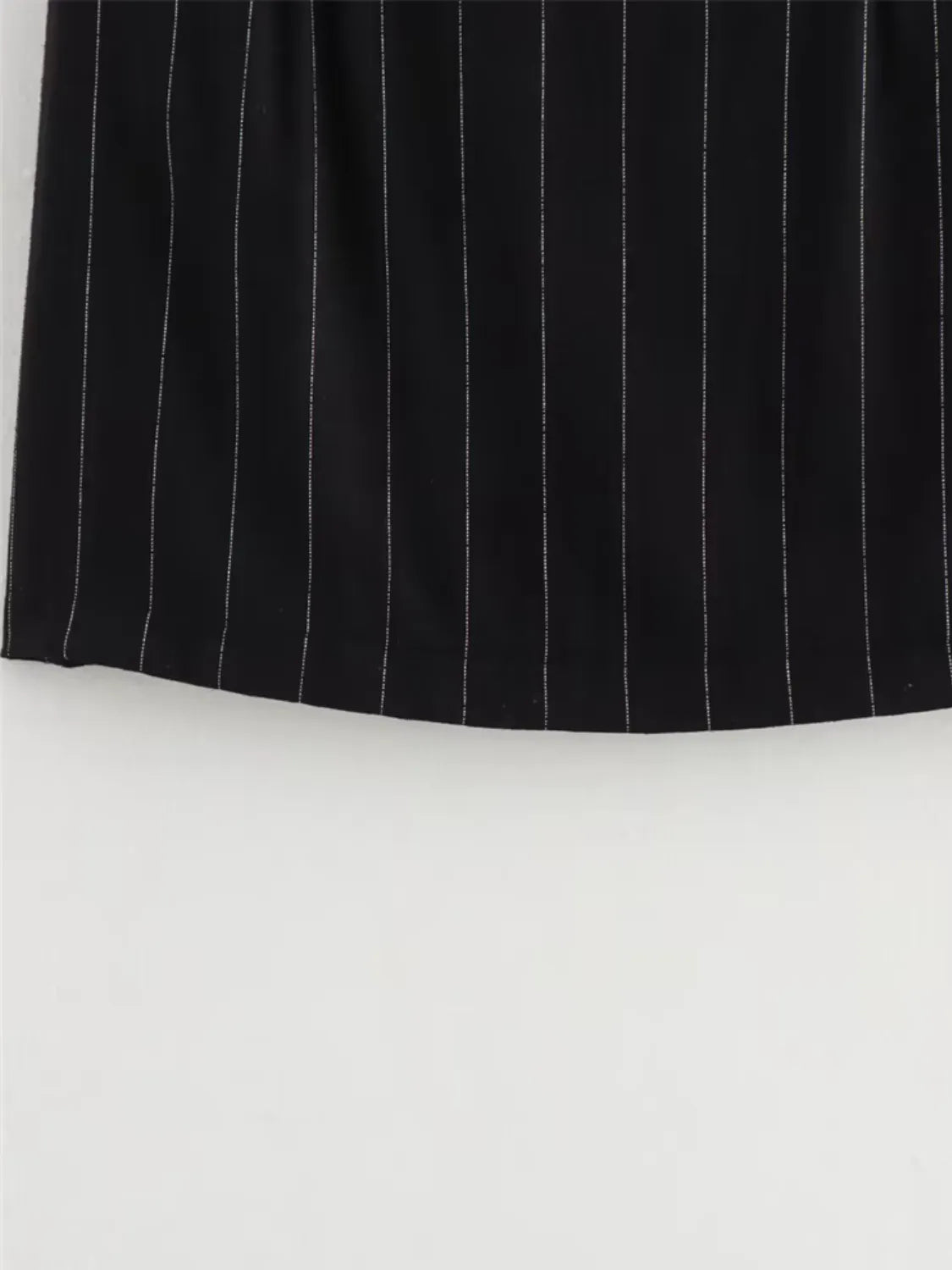 Conjunto Feminino Risca de Giz Colete com Botões e Amarração nas Costas e Saia Curta - Dara