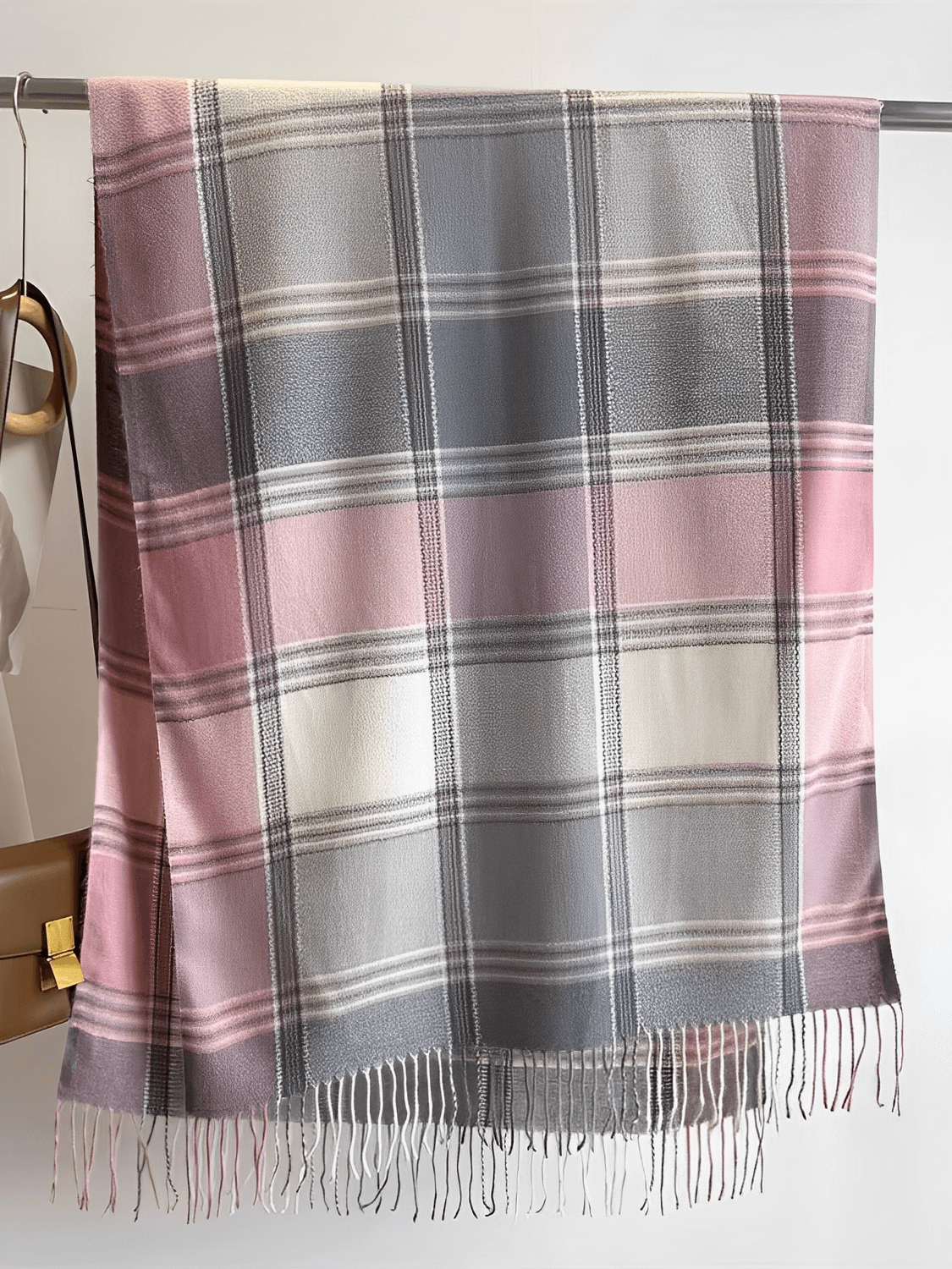 Cachecol Feminino em Caxemira Estampado em Xadrez Clássico e Acabamento com Franjas – Nadine