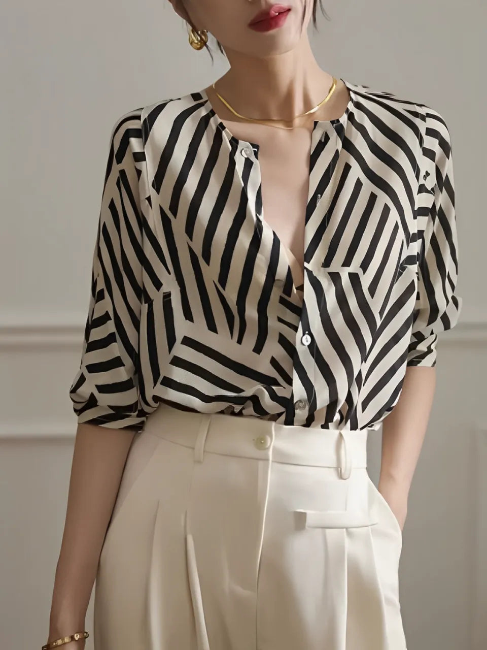 Camisa Feminina Listrada com Gola Redonda e Botões - Eudora
