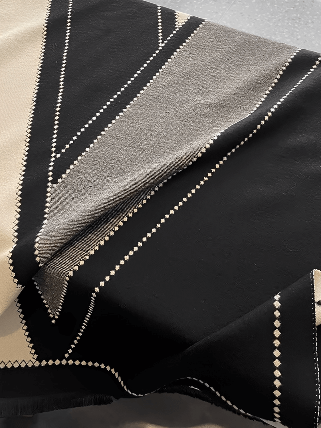 Cachecol Feminino em Caxemira Estampado Sofisticado com Franjas Delicadas – Marluce