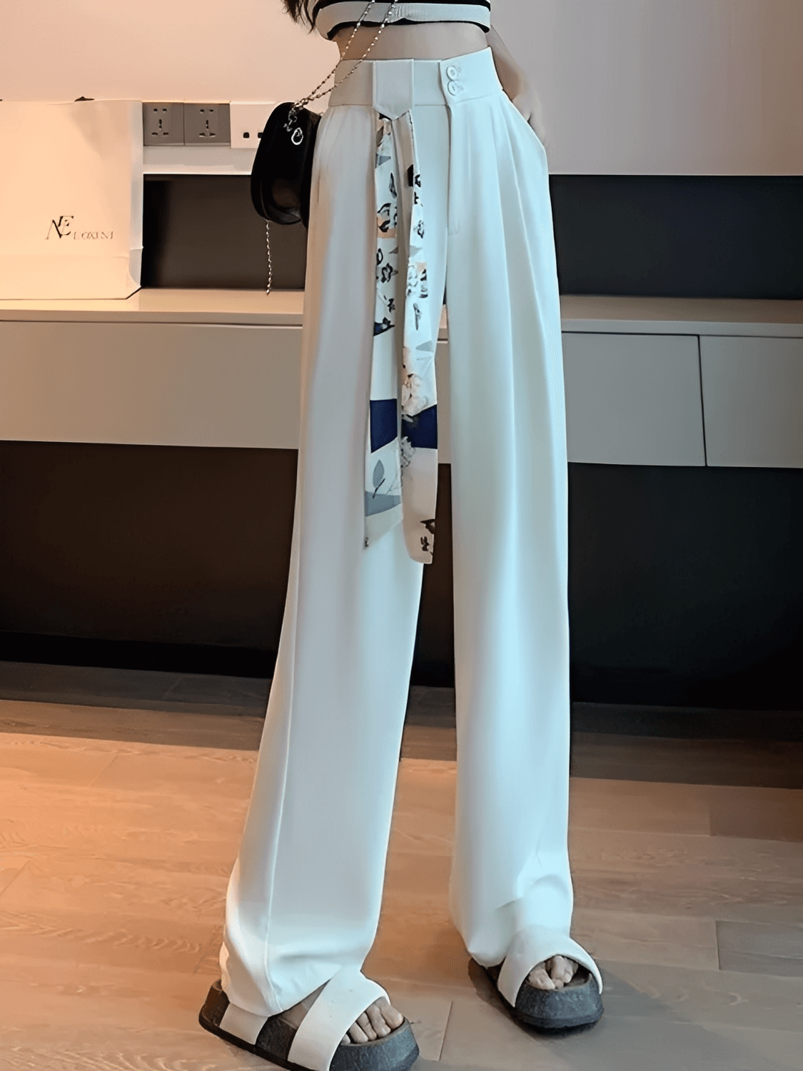 Calça Feminina Alfaiataria Wide Leg Cintura Alta com Lenço Estampado Removível e Bolsos – Amara