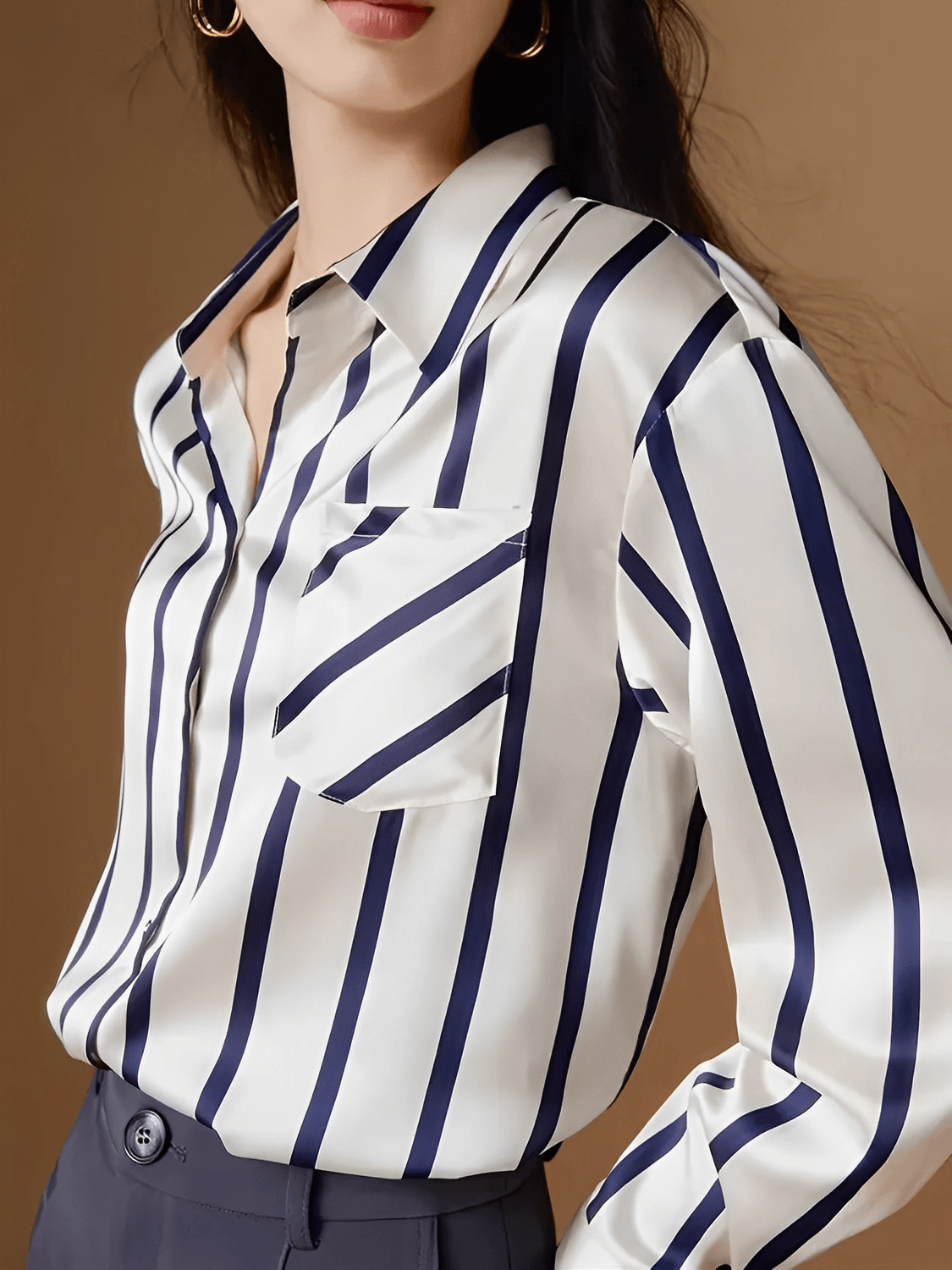Camisa Feminina Listrada Acetinada com Bolso Frontal Gola Polo e Fechamento em Botões - Cinthia