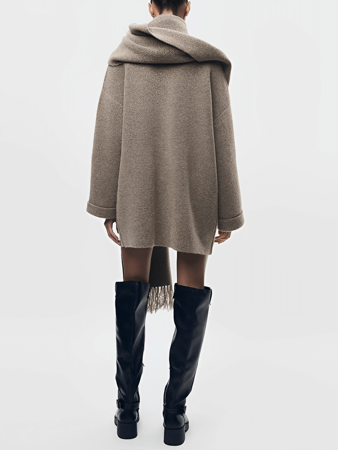 Casaco Feminino Oversized em Lã Batida com Bolsos Frontais Botões e Cachecol Removível com Franjas – Marjorie